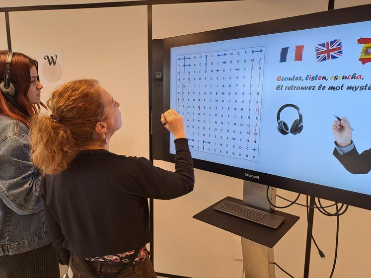 Les participants à l'Escape Game du CEL doivent retrouver 5 mots en utilisant différents outils mis à disposition dans la salle de formation. 