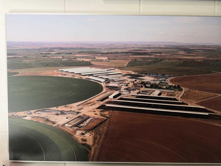 Les bâtiments de la ferme s'étalent sur 65 hectares.