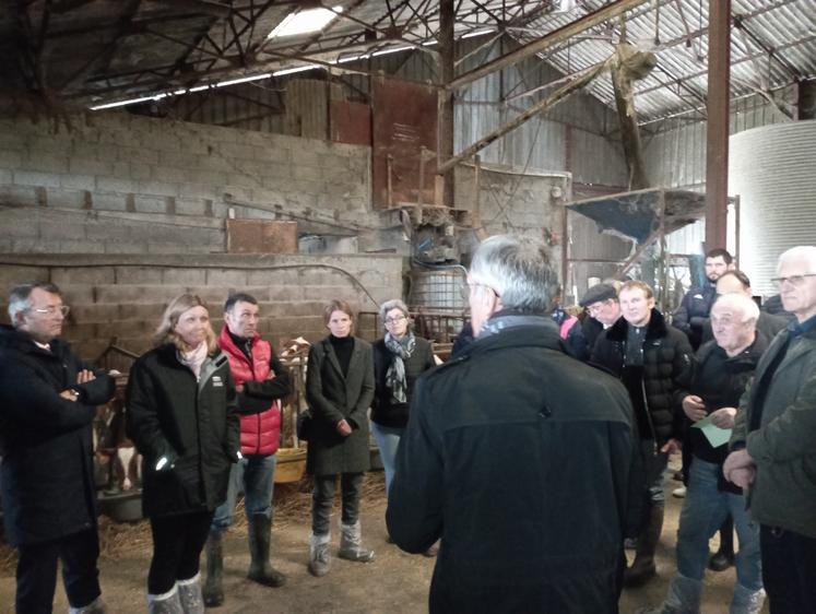 Discussion entre la présidente de l'assemblée nationale Yaël Braun-Pivet et des responsables agricoles, à Surgères, sur une exploitation laitière.