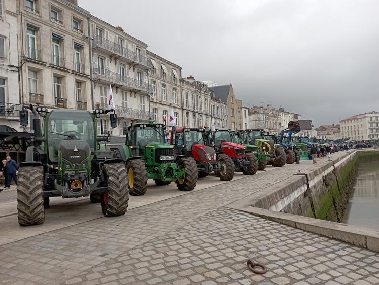 Près de 80 tracteurs ont pris place sur le port de La Rochelle.