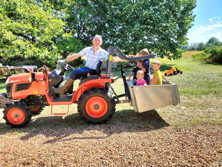 "Ce que je veux, c'est travailler la terre" s'enthousiasme le général, ici sur la ferme de la Sarthe avec ses enfants.