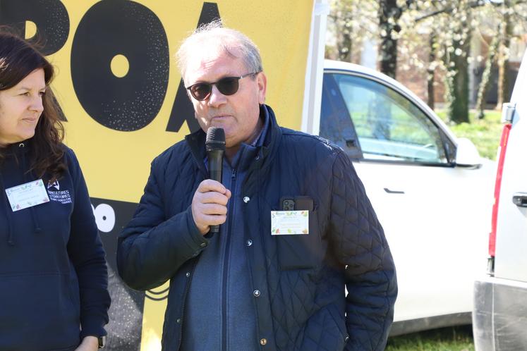 "Je n'ai pas voulu écrire pour moi. Nous devons soutenir les autres secteurs de l'agriculture : les éleveurs, les maraîchers et tous ces métiers qui peuvent être très pénibles. Ils travaillent dur et ne gagne pas toujours bien leur vie", estime Roland Vilneau.