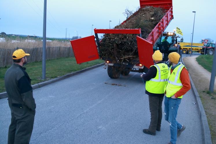 Déversement de déchets à l'entrée de la zone commerciale Caréo, à Loudun.