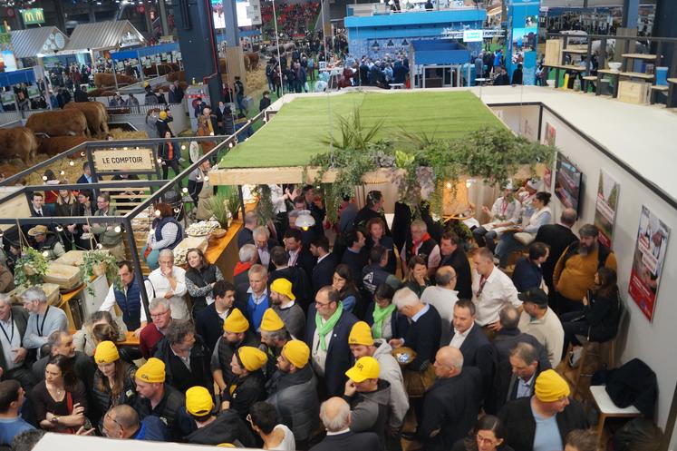 Le président de la Région a joué à cache-cache avec les bonnets jaunes sur le stand régional, dans le hall 1.