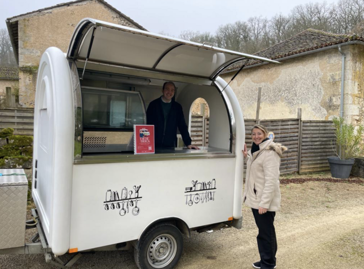 L'initiateur de Frère Truck, le Père Matthieu Le Merrer, découvre sa future crêperie mobile, une remorque rachetée à une restauratrice poitevine, à droite sur l'image.