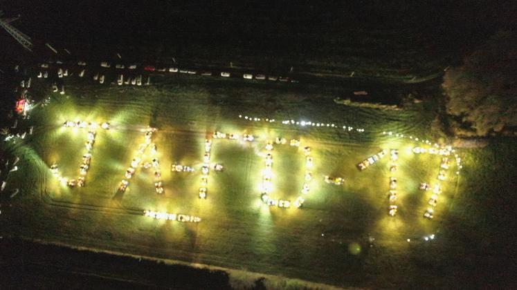 Lundi 29 janvier, une centaine d'agriculteurs avec leurs tracteurs se sont retrouvés à Cabariot pour faire le bilan et évoquer les actions à venir. Ils ont réalisé une fresque "JA-FD17"