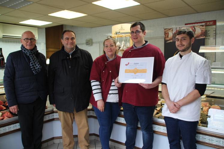 Clément Garberi et Mélanie Huvelin (au centre) ont reçu le diplôme d'artisans gourmands de la Vienne des mains de Jérôme Beaujanneau (à leur droite) Vice président de la CMA Nouvelle-Aquitaine, en présence du maire de Chauvigny Gérard Herbert et de leur apprenti William Scholtz.