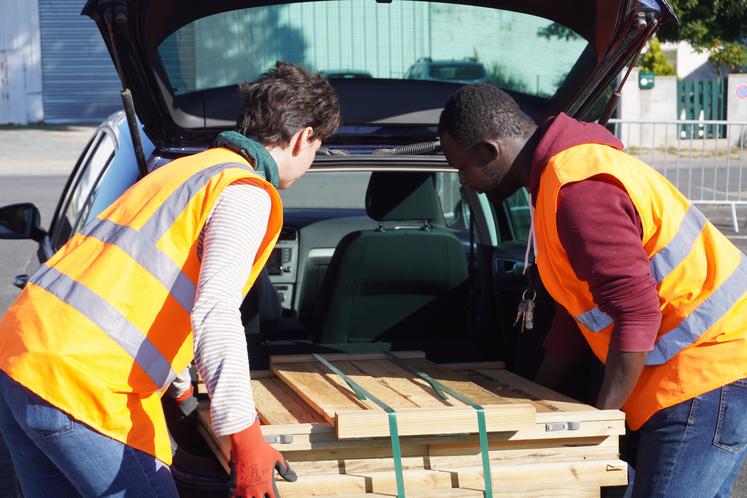 Les collectivités distribuent, gratuitement ou pas, des composteurs en bois ou en plastique.