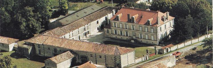 Le domaine de Valfontaine est situé à Lachaise, en Charente.