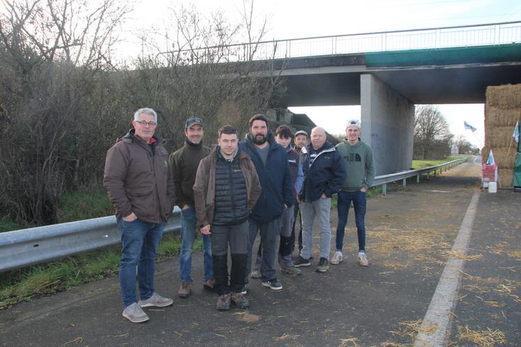 Des éleveurs et céréaliers du loudunais sont venus prêter mains fortes aux points de blocage des RN10 et A10