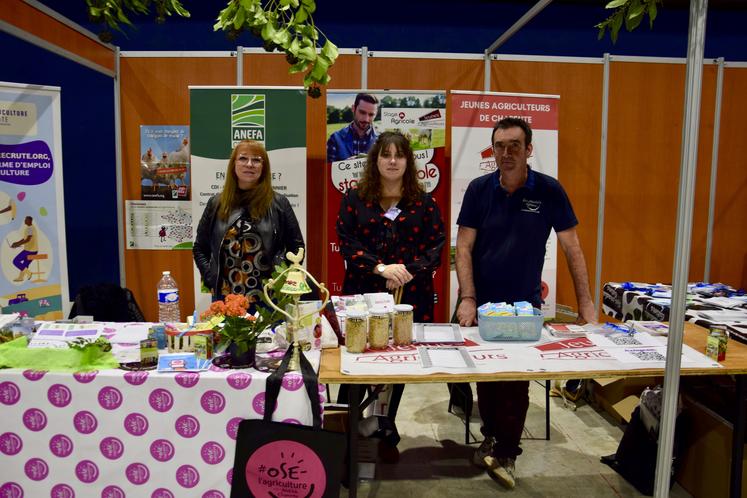 L'Anefa, les Jeunes agriculteurs et le Centre national de l'interprofession de l'économie laitière (Cniel) étaient présents au salon de la formation.