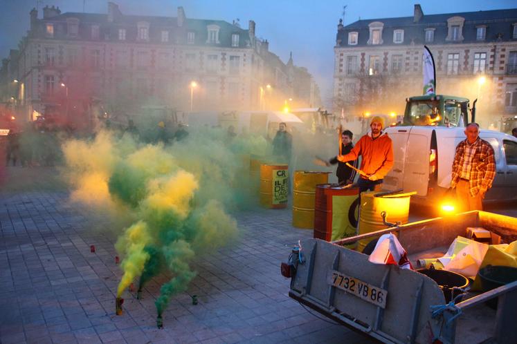 Les fumées ont envahi les abords de la préfecture.