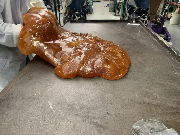 Chaude, la pâte va être découpée et devenir des délicieux caramels.
