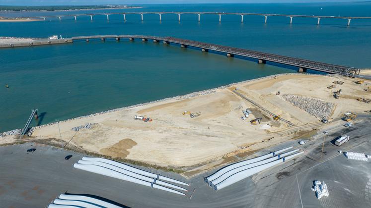 Pour répondre à ses ambitions dans l'éolien en mer, Port Atlantique La Rochelle aménage de nouveaux espaces, ici sur l'anse Saint-Marc avec le démontage d'une partie du viaduc du môle d'escale.