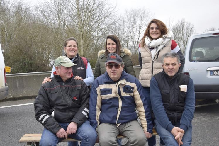 Les éleveurs Williams Lefeuvre, Philippe Nicoleau et Dominique Gadon (de gauche à droite), ici avec leurs filles, craignent pour l'avenir de la jeune génération agricole.