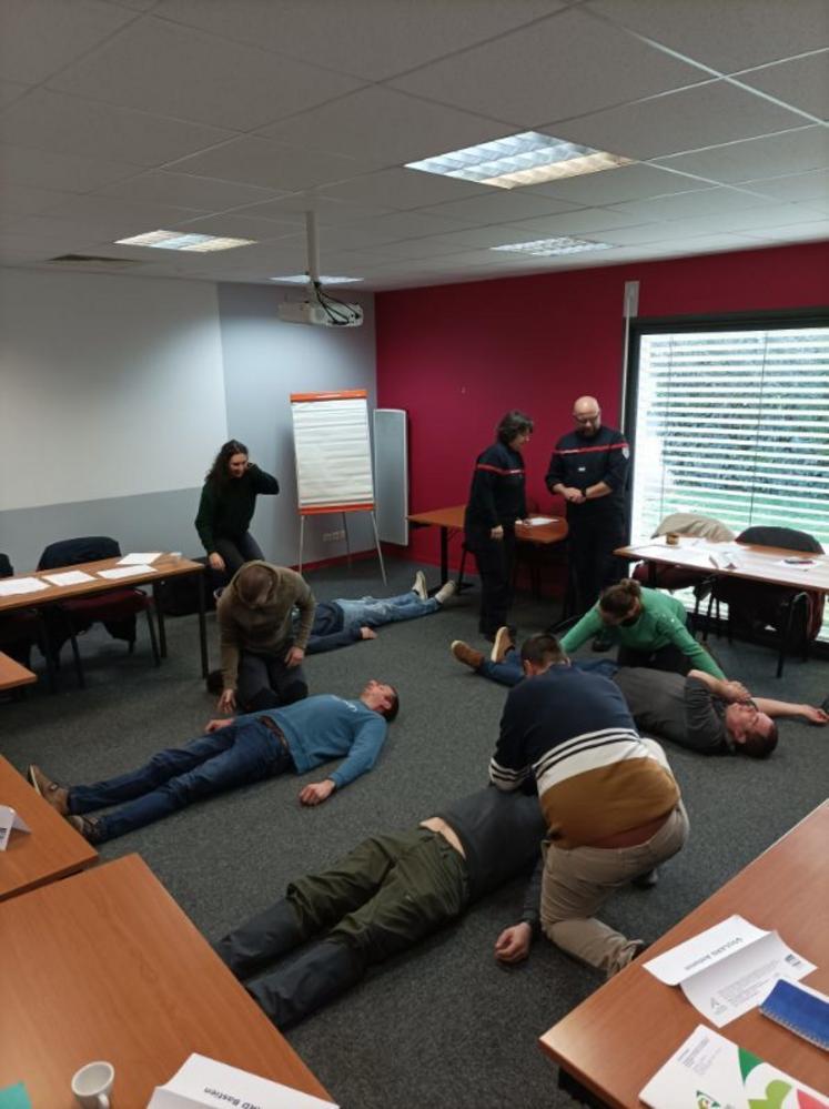 Les participants ont été formés aux gestes de premier secours, qui sont décisifs pour la survie des victimes.