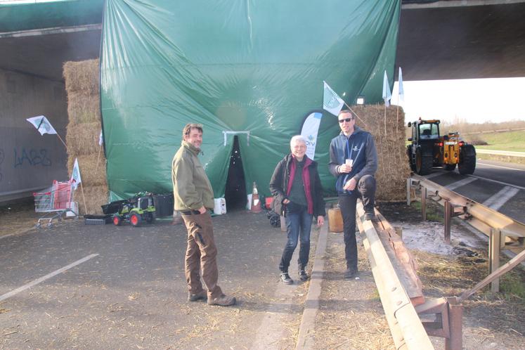 De droite à gauche, Nicolas Girault, président de l'Adiv, Véronique Marchand dite "l'intendante" et Guillaume Gourdon éleveur (bovin lait) et irrigant à Gizay, devant le campement de La FNSEA 86, JA et Adiv sur la nationale 10.