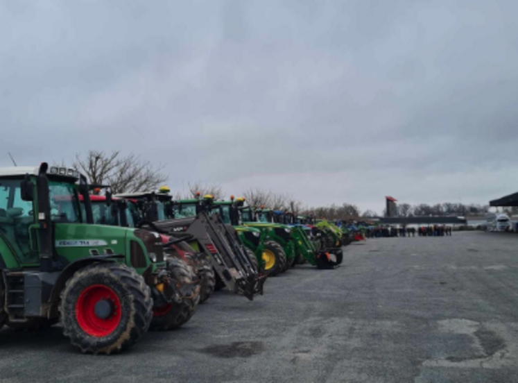 Sans bannière syndicale, près de 60 agriculteurs et agricultrices se sont retrouvés jeudi dernier à Parthenay pour défiler.