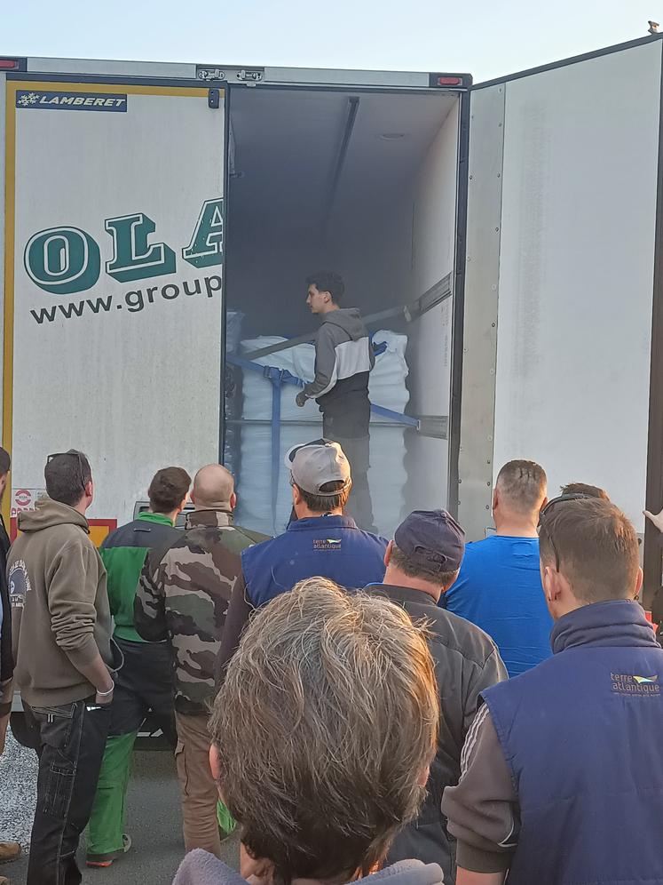 Opération contrôle des marchandises des camions étrangers livrant en France, à Saint-Jean-d'Angély, mercredi 30 janvier
