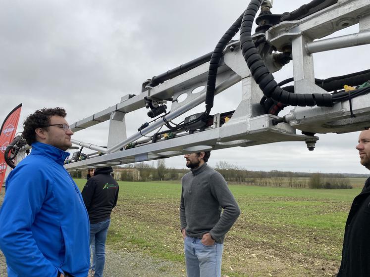 Les agriculteurs rêvent devant le prototype I-Spray, le dispositif de traitement ciblé adapté au pulvérisateur Kuhn. Ici, Guillaume Moinard, installé à Prahecq.