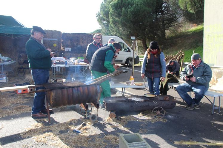 Côté A10, la coordination rurale avait installé son campement sous le pont de la sortie sud. C'est l'heure des crêpes.