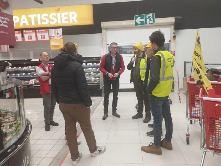 Vendredi 23, la CR a mené des opérations de stickage dans deux grandes surfaces de Chasseneuil-du-Poitou.