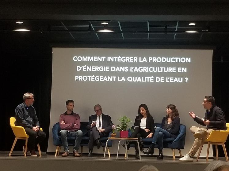 De gauche à droite : Yves Le Roux (Ensaia Nancy), Christophe Bigerel (Crer), François Mary (maire de Chiché), Ons Mejri et Céline Lelard (Grand Poitiers) et Alexandre Jubien (animateur).