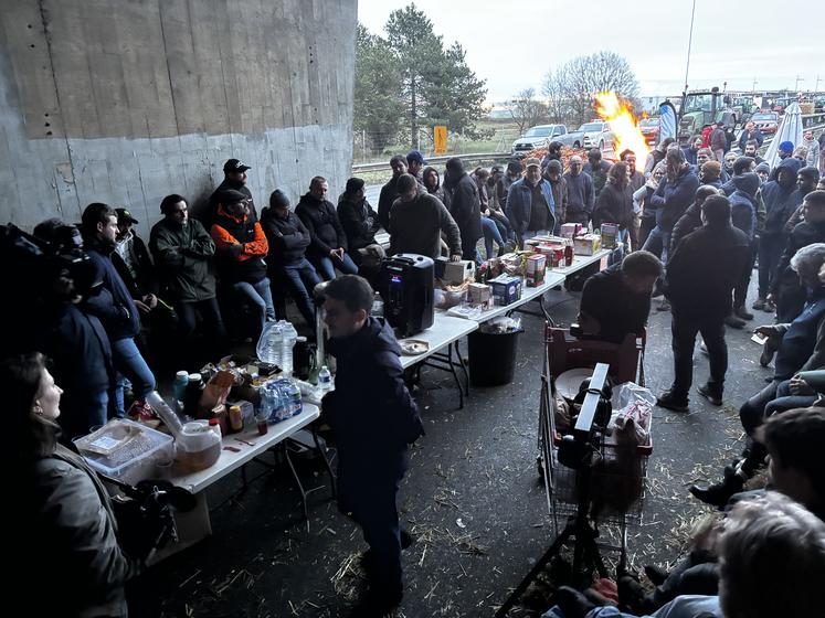 Les agriculteurs qui bloquent la nationale 10, ont écouté les annonces de Gabriel Attal, vendredi soir.