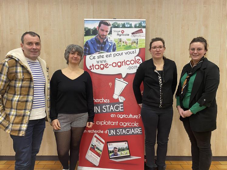 À la table ronde : Eric Ferré (CIA 17-79), Charlotte Joseph (PAI), Lucie Vivier (JA N-A), Manon Pisani (JA national).