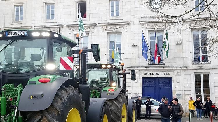 A Rochefort, jeudi matin, après une opération "escargot", arrêt devant l'Hôtel de ville puis le siège de la LPO.