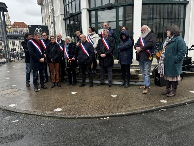 Une vingtaine d'élus se sont retrouvés lundi devant le Rectorat, à Poitiers.