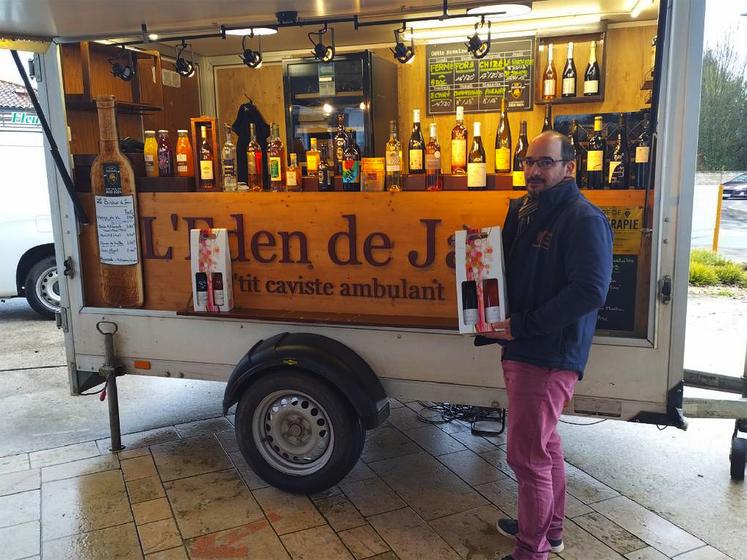 Sur les marchés du sud Deux-Sèvres, Jean-Noël Bidaud propose sa sélection de vins, bières, apéritifs et jus sélectionnés auprès des producteurs français qu'il a dénichés.