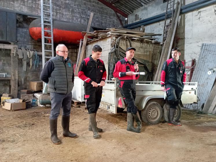 De gauche à droite : Avec Michel Lestable, Fabien, Guillaume et Philippe Michaud ont présenté leur exploitation et leur troupeau de Normande.