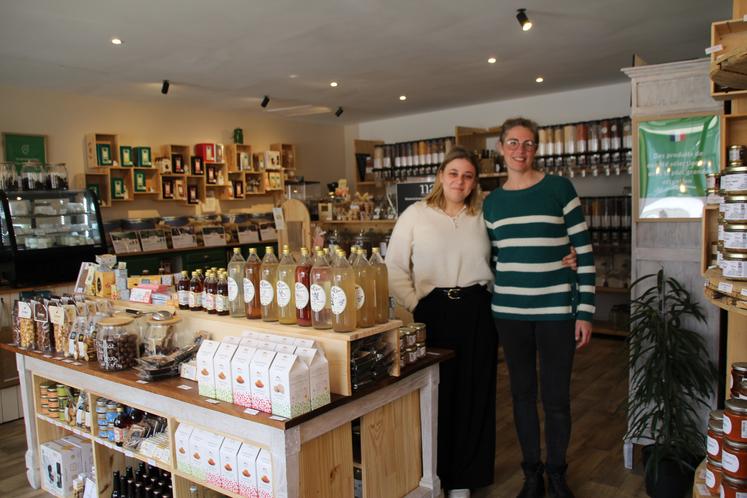 Mathilde et Angèle Baudrillard sont sœurs et ont ouvert leur épicerie en décembre 2022.