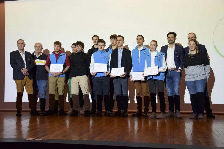 Les jeunes participants du Campus agro-viticole de la Charente au salon de l'agriculture 2024, leurs encadrants et les partenaires.