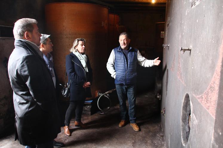 Fabrice Puchnaty a fait visiter le chai du domaine de la Rebêcherie aux élus départementaux.