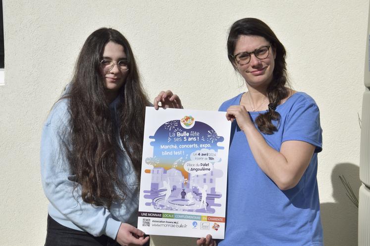 Emma Friez et Marine Grosset présentent l'affiche de l'événement, qui se tiendra le 4 avril, place du Palet à Angoulême.