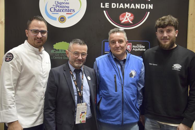 Le chef d'Availles-Limouzine Thomas Fournier est venu sur le stand de l'Agneau du Poitou-Charentes préparer des recettes et faire découvrir cette viande au public. Laurent Berger (éleveur de Nieul-l'Espoir, dans la Vienne) a remporté dix médailles lors du SIA 2024. À leurs côtés : Patrick Soury (vice-président de la FNO) et Baptiste Dagniaux (chargé de communication).