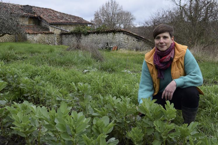 Sophie Lacroix a planté des fèves dans un premier potager pour se lancer.