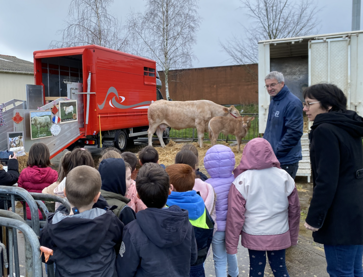 Emmanuel Pin, éleveur, présente une Blonde d'Aquitaine aux enfants. Ils ont pu brosser l'animal, donner du foin, sentir l'odeur de la ration de concentrés...