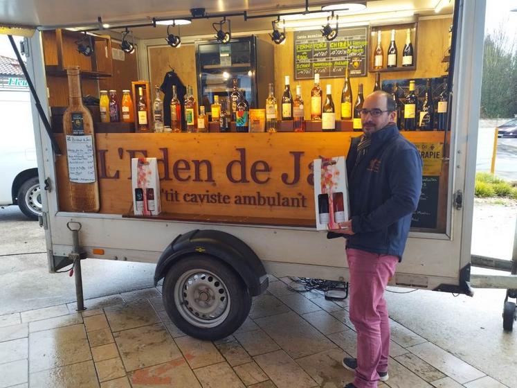 Sur les marchés du sud Deux-Sèvres, Jean-Noël Bidaud propose sa sélection de vins, bières, apéritifs et jus sélectionnés auprès des producteurs français qu'il a déniché.