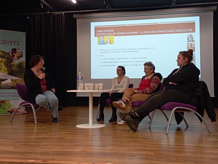 Cette table ronde 100 % féminine, animée par Carole Bégaud (à gauche) a mis en lumière les parcours variés de trois agricultrices (de gauche à droite : Estelle Bénéteaud, Yvette Thomas et Amélie Teixera).