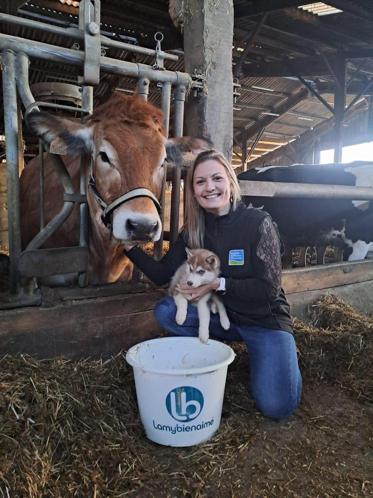 Claire Charron, agent d'assurances dans le sud Deux-Sèvres, pose ici avec Tartine, sa génisse Parthenaise, récemment accueillie sur l'exploitation de ses voisins, et avec un chiot de la dernière portée de huskies de l'élevage canin familial.