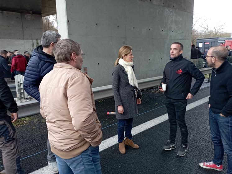 Anne-Laure Babault est venue à la rencontre des professionnels agricoles dès le premier jour de la mobilisation à Saintes fin janvier.