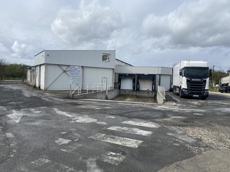 L'abattoir de Chalais emploie 16 personnes. Suite à l'arrêt d'activité par décision préfectorale, du chômage partiel a été mis en place.