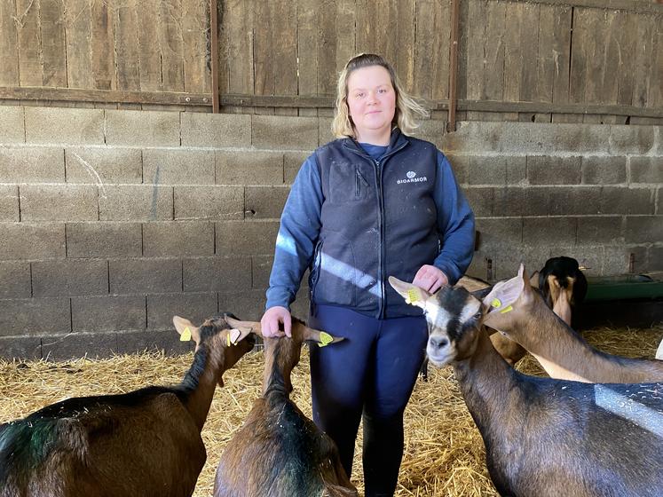 Émilie Giron, installée à Saint-Coutant avec 180 chèvres, a trouvé une exploitation en adéquation avec son objectif : un système simple, avec une salle de traite fonctionnelle et un robot d'alimentation, pour un premier investissement accessible en tant que jeune agricultrice.