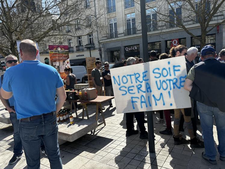 La mobilisation de vendredi a permis de montrer au grand public les produits locaux issus de l'irrigation.