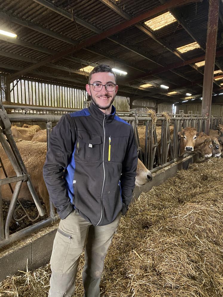Après un bac pro CGEA, Valentin Nivault, 20 ans, s'installe grâce à la reprise d'une partie du troupeau de Parthenaises des frères Parent, le bâtiment, et 62 ha en fermage.