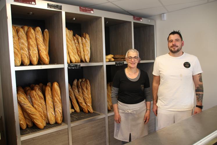 À Saint-Jean-de-Sauves, Anthony Pothet a ouvert en septembre dernier. Il emploie deux vendeuses (dont Nadine sur la photo), un boulanger et, à partir de juillet, un apprenti.