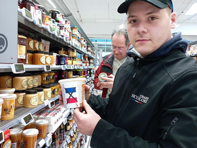 Antoine Mandin, jeune agriculteur à Yves, a eu une lecture très attentive des pots de miel.
